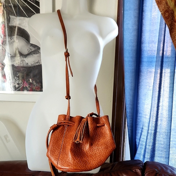 Elegant Tan Leather Crossbody Bag - Picture 2 of 6